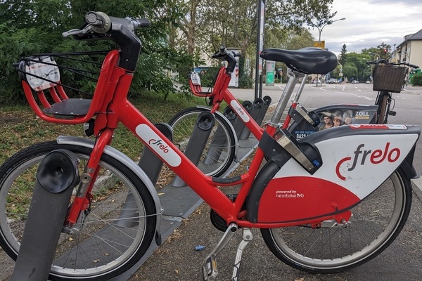 Frelo-Stationen und Ladestationen für E-Autos Frelo-Stationen und Ladestationen für E-Autos
