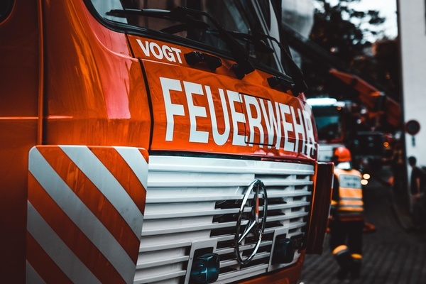 Fahrbahn frei für die Feuerwehr Fahrbahn frei für die Feuerwehr
